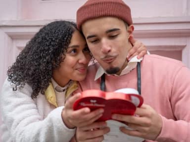 Paar mit herzförmiger Geschenkbox zum Valentinstag