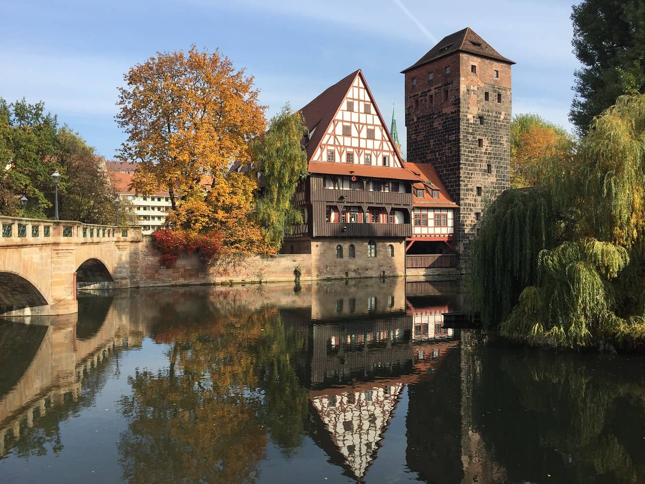 Historisches Nürnberg an der Pegnitz mit Fachwerkhaus und Turm